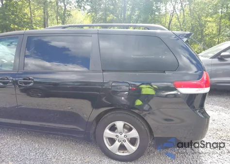 2011 Toyota Sienna Le V6 z USA, uszkodzony, nr VIN 5TDKK3DC2BS074920